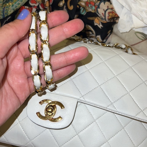 Vintage white Chanel classic flap - Picture 8 of 14